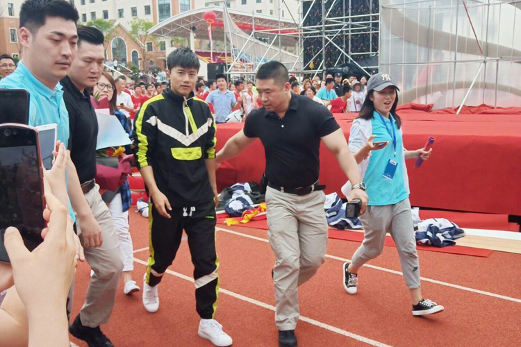張杰棗莊活動現(xiàn)場獻唱之拯救音響1.jpg