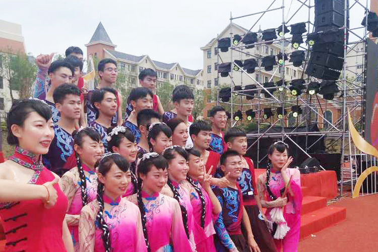 張杰棗莊活動現(xiàn)場獻唱之拯救音響4.jpg